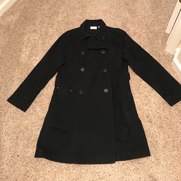 Dark academia look: black trenchcoat